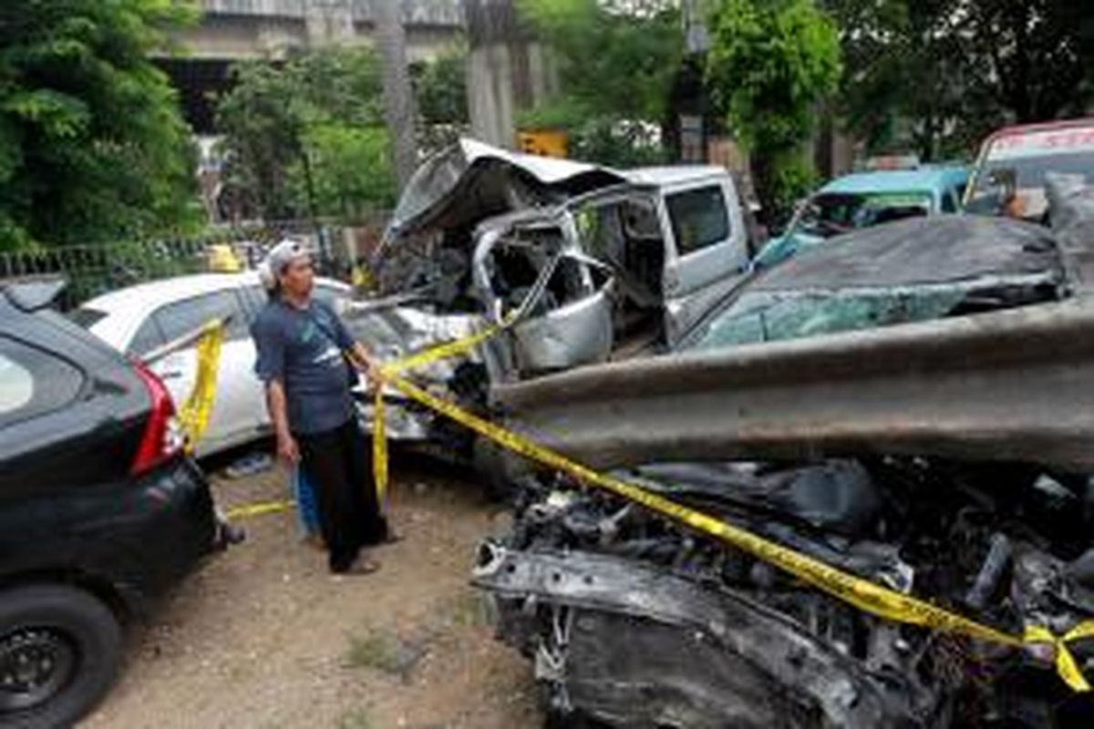 Mobil Lancer B 80 SAL yang dikemudikan putra bungsu Ahmad Dhani dan Maia Estianty, Abdul Qodir Jaelani (kanan) dan Daihatsu Gran Max B 1349 TFM dalam kondisi ringsek akibat kecelakaan di Tol Jakarta-Bogor, diamankan di Satlantas Wilayah Jakarta Timur, Minggu (8/9/2013).i Satlantas Wilayah Jakarta Timur, Minggu (8/9/2013). Kecelakaan yang melibatkan tiga mobil yaitu Mitsubishi Lancer B 80 SAL, Gran Max B 1349 TFN dan Avanza B 1882 UZJ ini mengakibatkan enam orang meninggal dunia dan sebelas orang luka-luka. 