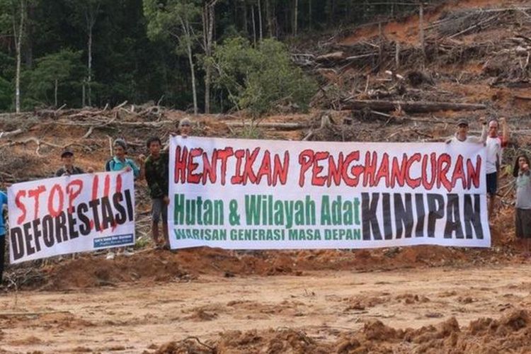 Masyarakat adat berdemo di Desa Kinipan, Kalimantan Tengah menolak konvesi hutan menjadi perkebunan sawit.