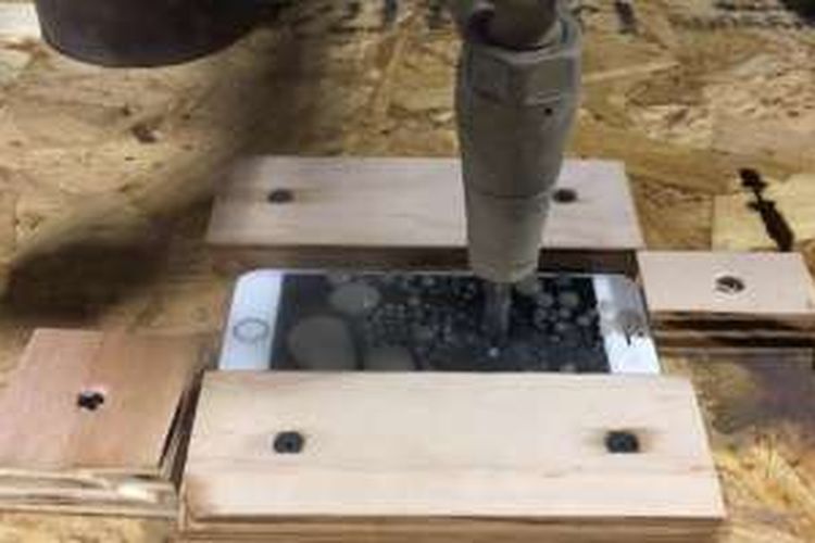 Menguji ketahanan iPhone 7 menggunakan waterjet cutter