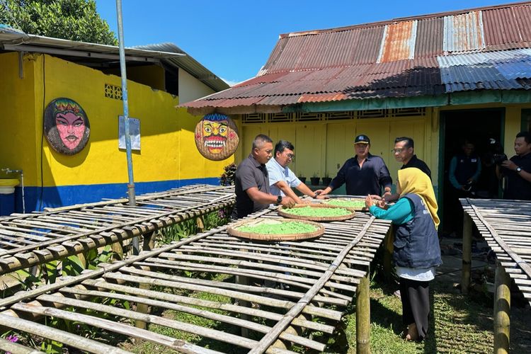 Direktur Pamapersada Nusantara, Ari Sutrisno bersama jajarannya melihat proses penjemuran tiwul di Kampung Proklim Kawista, Adiwarno, Selomerto, Wonosobo, Jawa Tengah pada Rabu (8/5/2024). Kampung Proklim Kawista merupakan kampung binaan dalam program Corporate Social Responsibility (CSR) PT. Pamapersada Nusantara.