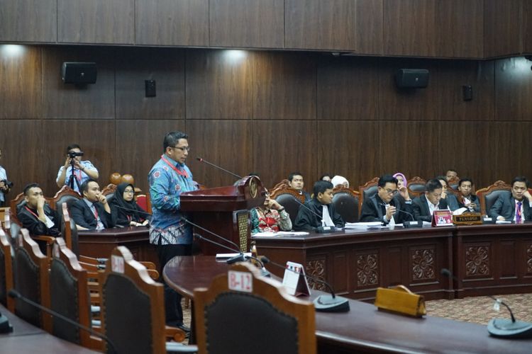 Direktur Pusat Studi Konstitusi (Pusako) Fakultas Hukum Universitas Andalas Feri Amsari saat memberikan keterangan ahli dalam sidang uji materiil UU Pemilu di Mahkamah Konstitusi (MK), Jakarta Pusat, Selasa (24/10/2017).   