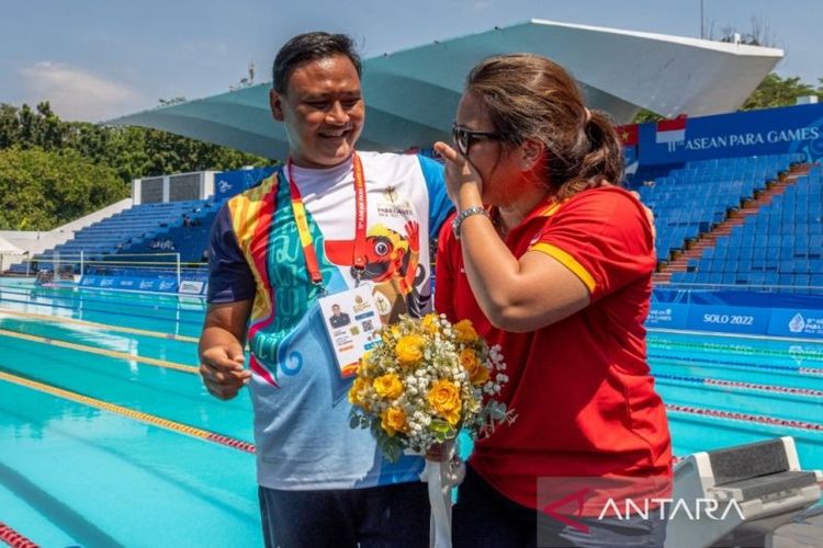 Competition Manager Para-Renang ASEAN Para Games 2022 Bhima Kautsar saat melamar pelatih para-renang Dinda Ayu Sekartaji yang juga putri Ketua NPC Senny Marbun, di Stadion Jatidiri, Semarang, Jumat (5/8/2022). 
