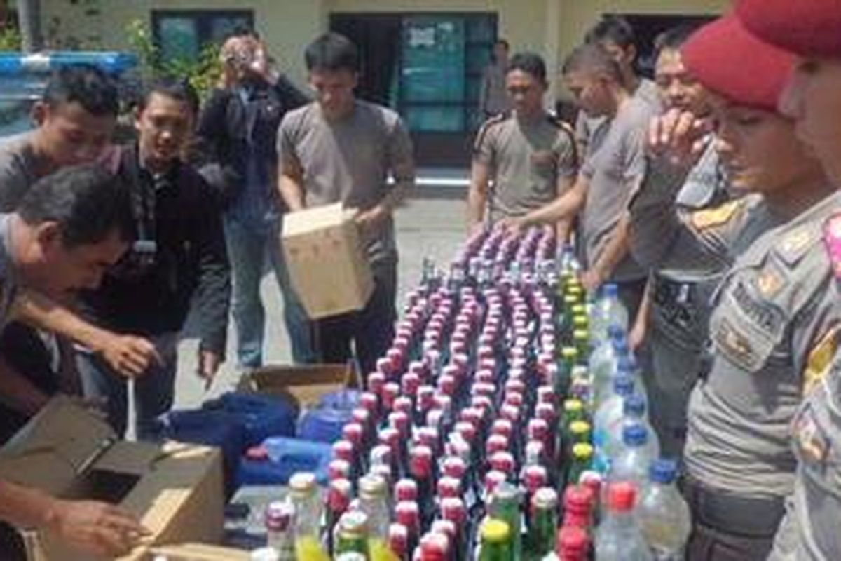 Miras hasil operasi pekat selama Ramadhan dipajang dihadapan wartawan di halaman mapolres Demak, Senin (6/8/2012)