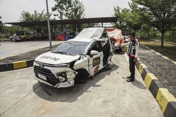 Petugas gerbang exit Tol Bojong menunjukkan kondisi barang bukti mobil wartawan TV One yang mengalami kecelakaan di Gerbang Exit Tol Bojong, Kabupaten Pekalongan, Jawa Tengah, Kamis (31/10/2024). Mobil yang membawa kru TV One itu mengalami kecelakaan di ruas Tol Pemalang-Batang KM 315 A yang menyebabkan 5 korban dengan tiga diantaranya meninggal dunia akibat tertabrak oleh truk box dari arah belakang saat mobil berhenti di bahu jalan. ANTARA FOTO/Harviyan Perdana Putra/foc.