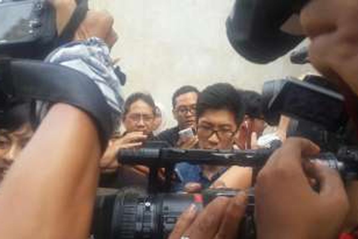 Arief, suami dari Wayan Mirna Salihin (27) usai diperiksa penyidik Direktorat Reserse Kriminal Umum Polda Metro Jaya, Jakarta, Kamis (21/1/2016).