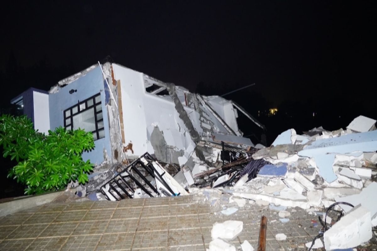 Sebuah bangunan villa bernama Manzara di RT 02/ RW 03, Desa Oro-Oro Ombo, Kecamatan Batu, Kota Batu roboh pada Senin (30/12/2024), malam. 