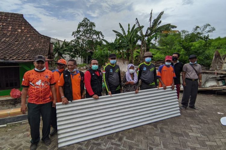 Rumah roboh milik Ibu Temon di Desa/Kecamatan Maduran, Lamongan, mendapat bantuan dari BPBD, Camat dan perangkat desa setempat, Jumat (12/11/2021).