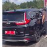 Mobil Pelat Merah BM 13 D Pemkab Bengkalis Serobot Antrean, Kadis Minta Tak Dipermasalahkan karena Prioritas