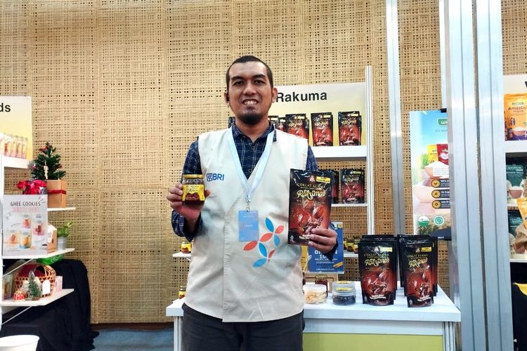 Muhammad Abrar dan produk Rakuma saat dijumpai Kompas.com di pameran UMKM EXPO(RT) BRILIANPRENEUR 2023 yang diselenggarakan di Jakarta Convention Center, Jumat (8/12/2023).
