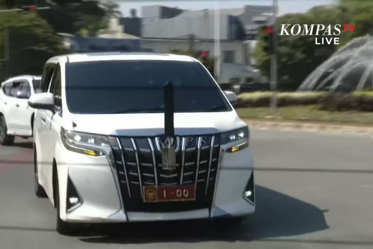 Toyota Alphard Prabowo Subianto saat datang ke pelantikan Presiden RI