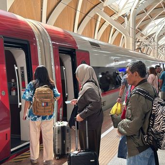 Ilustrasi penumpang kereta cepat Whoosh. 