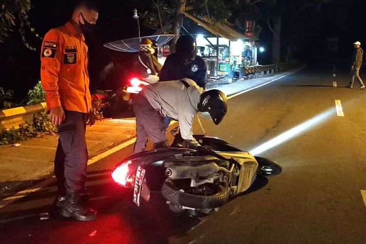 Foto-foto situasi di Pos Penyekatan Gentong, Tasikmalaya, yang mulai dipadati pemudik motor dan mobil sampai Sabtu (8/5/2021) tengah malam.