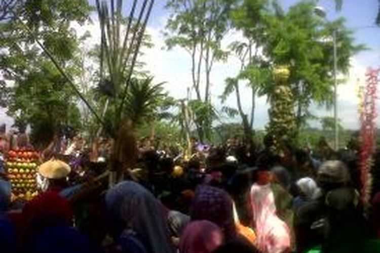 Gunungan setinggi 3 meter jadi bahan rebutan para pengunjung di Goa Kreo Kelurahan Kandri Kota Semarang, Minggu (3/9/2014). Acara tersebut bagian dari tradisi adat sesaji Rewandha.