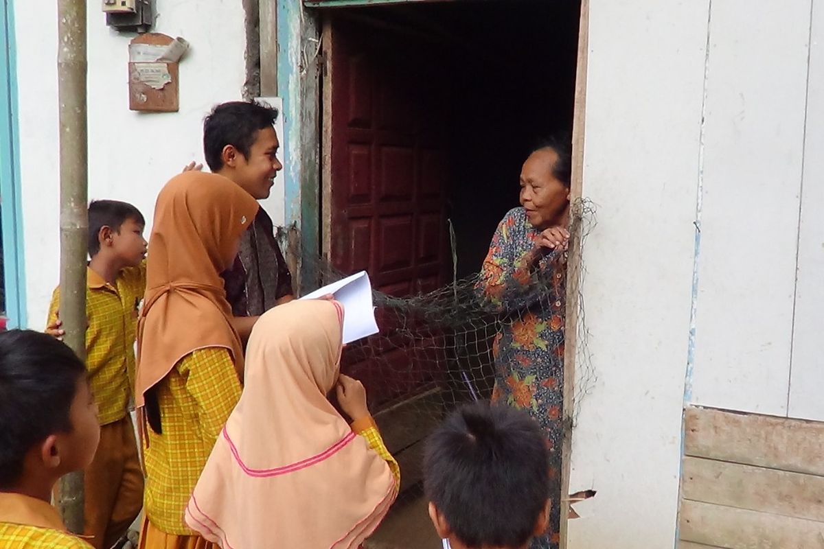 Siswa Kelas IV SDN 1 Purwojati, Jawa Tengah, didampingi guru mereka, Arifin Nur Hayadi, belajar IPS dengan mengidentifikasi permasalahan kemiskinan yang ada di lingkungan sekitar.