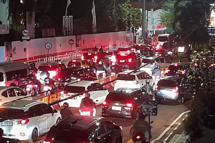 Situasi arus lalu lintas menuju kawasan Malioboro maupun ke arah Pasar Kembang tampak dipadati kendaraan pengunjung. Jumlah kendaraan yang masuk ke kawasan Malioboro pada Rabu, 2 April 2025 ini mengalami peningkatan signifikan dibandingkan hari sebelumnya.