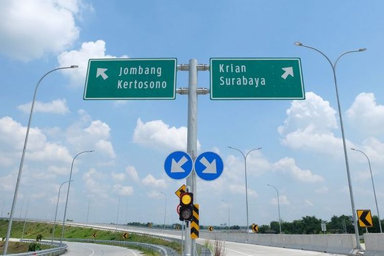 Rambu lalu lintas di Tol Jombang-Mojokerto.