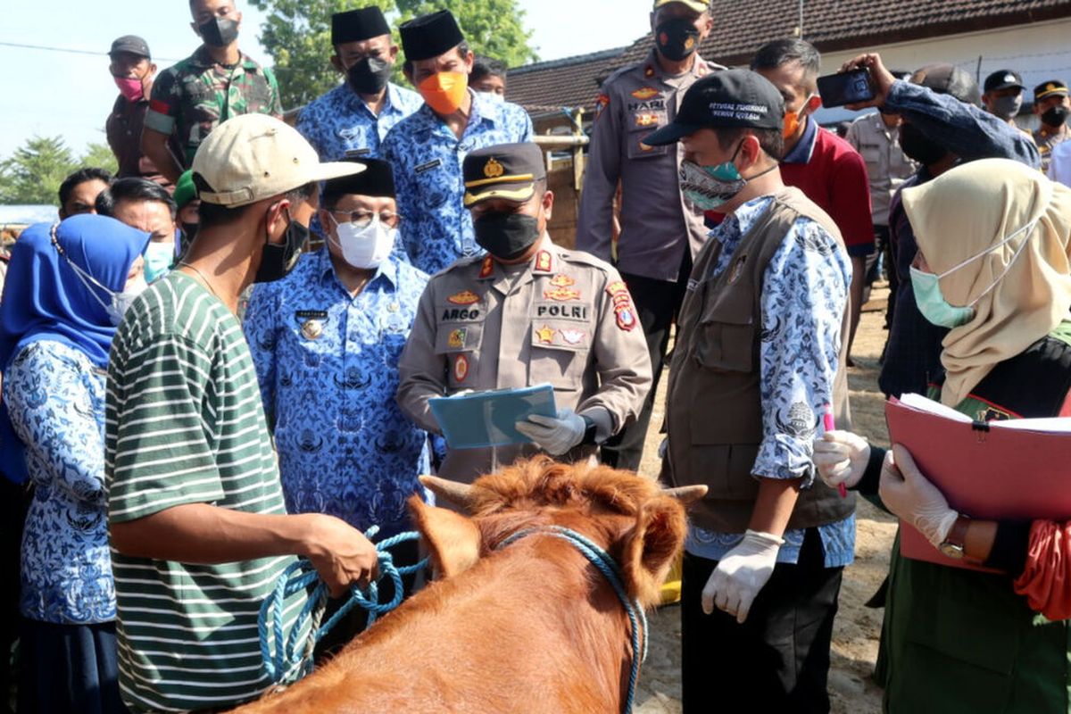 Wali Kota Blitar Santoso dan Kapolres Blitar Kota AKBP Argowiyono memeriksa catatan hasil pemeriksaan kesehatan hewan di Pasar Hewan Dimoro, Selasa (17/5/2022)
