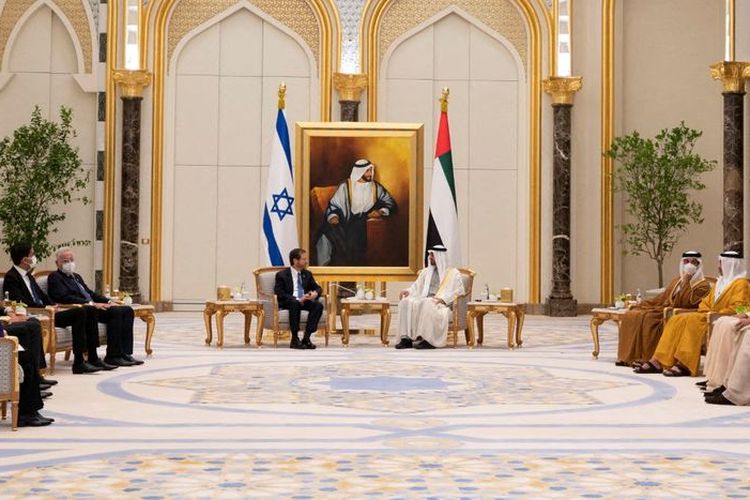 Presiden Israel Isaac Herzog (kiri) bertemu dengan Putra Mahkota Abu Dhabi Sheikh Mohammed bin Zayed al-Nahyan di Abu Dhabi, Uni Emirat Arab (UEA), Minggu (30/1/2022). 