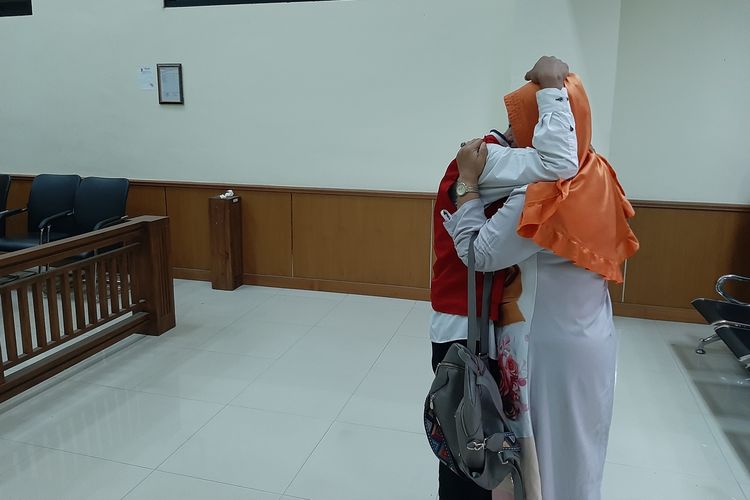 Terdakwa kasus dugaan pungli pengurusan jenazah korban tsunami Selat Sunda di Banten saat menjalani sidang di Pengadilan Negeri (PN) Serang, Rabu (11/9/2019).