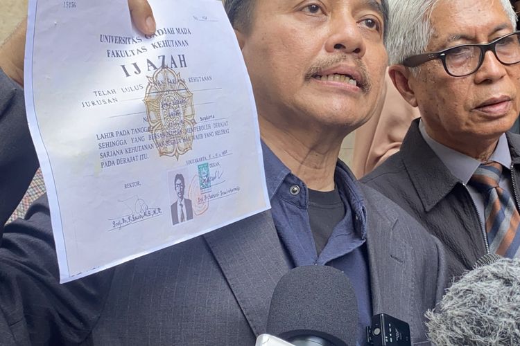 Roy Suryo menunjukkan salinan ijazah Jokowi yang ditunjukkan saat gelar perkara khusus, ditemui di Mapolda Metro Jaya, Senin (22/12/2025).