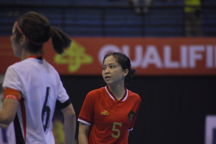 Pemain timnas futsal putri Indonesia, Fitriya Hilda, saat beraksi dalam laga Indonesia vs Hongkong pada Kualifikasi Piala Asia 2025 China di GOR Amongrogo, Yogyakarta, Minggu (19/1/2025).