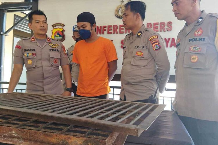 AF (25), pelaku pencurian 4 tutup got milik warga Mataram. AF mengaku mencuri tutup got untuk membeli sabu.