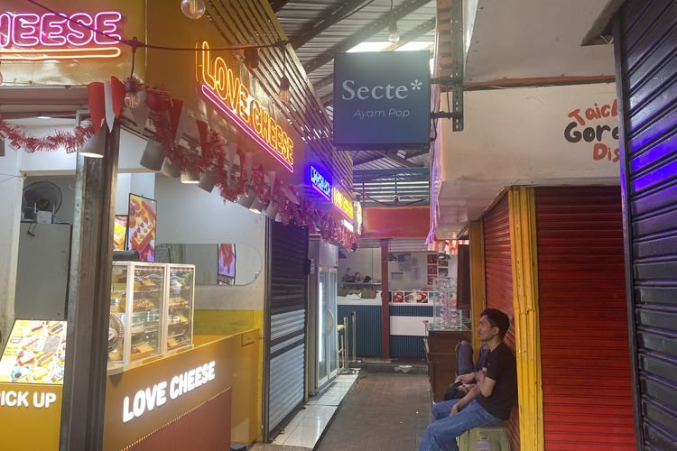 Kios makanan viral di Plaza 2 Blok M, Love Cheese, masih buka di tengah beredarnya kabar pedagang angkat kaki karena harga sewa naik, Rabu (3/9/2025).