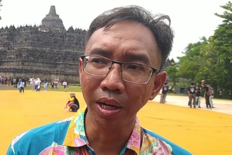 Staf Museum dan Cagar Budaya Unit Warisan Dunia Borobudur, Hari Setiawan saat memberikan keterangan, Sabtu (25/5/2024). Dia menjadi pemandu keluarga Presiden Joko Widodo saat berkunjung ke Candi Borobudur.