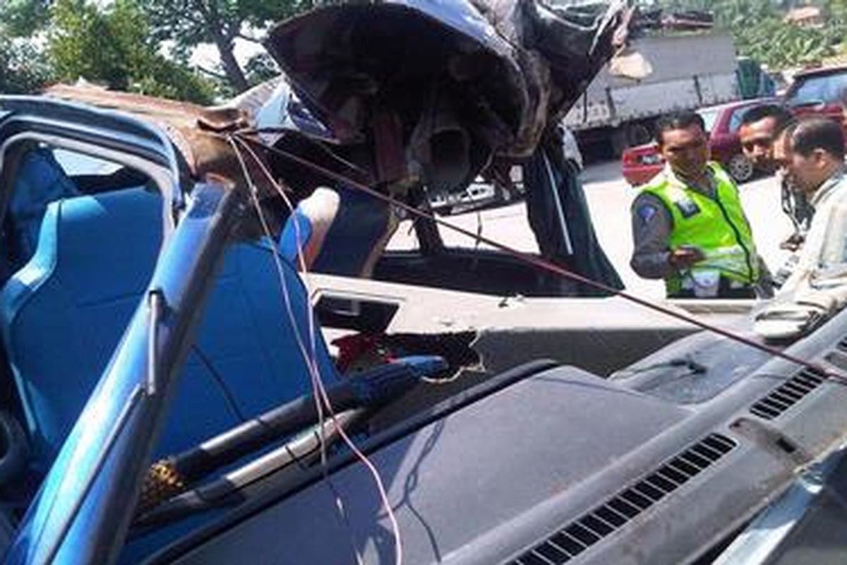 Salah satu kendaraan yang ringsek akibat tabrak belakang truk di jalan Tol Purbaleunyi di Wilayah Purwakarta, Jawa Barat.   