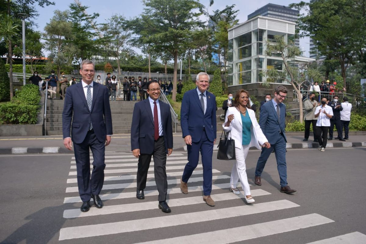 Gubernur DKI Jakarta Anies Baswedan Catwalk di Dukuh Atas, Jakarta Pusat Bersama Jajaran Bank Investasi Eropa, Selasa (19/7/2022)