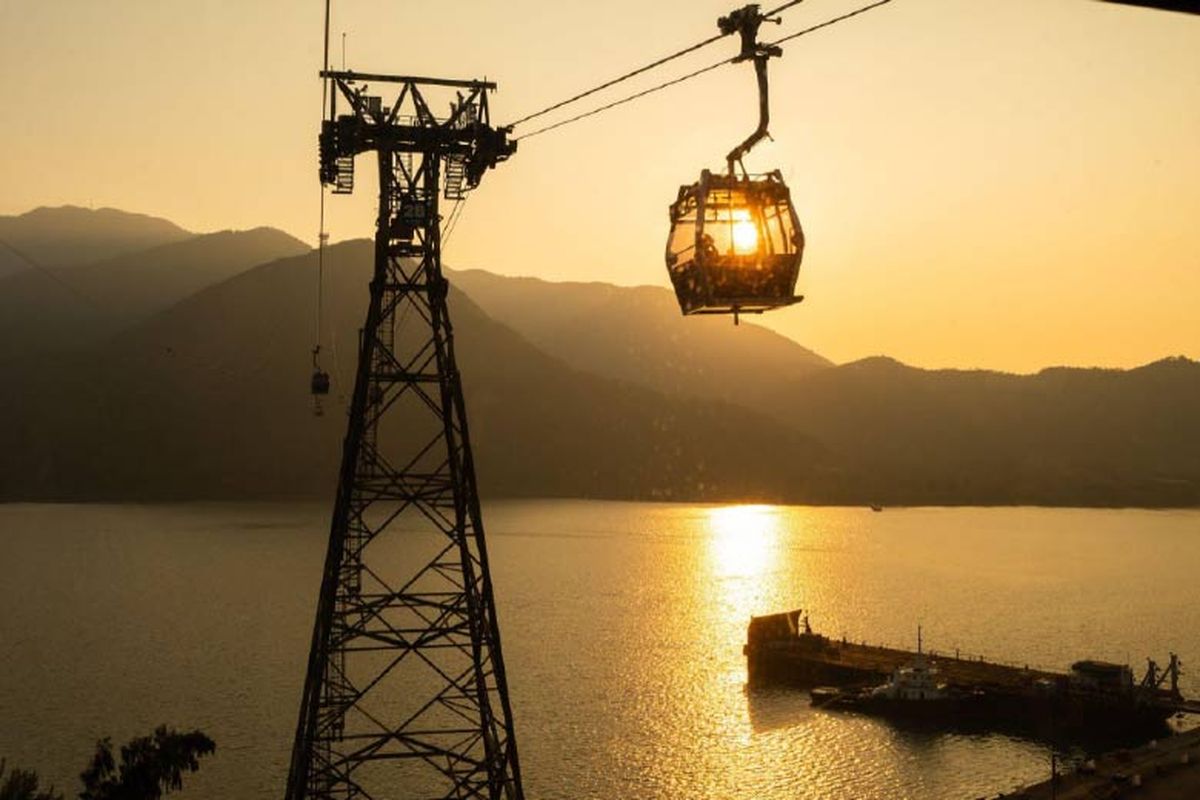 Nikmati pemandangan memukau Pulau Lantau dan sekitarnya dari kereta gantung Ngong Ping 360. 