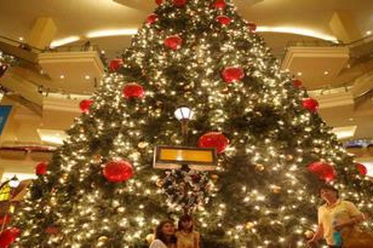 Pohon natal raksasa di atrium Mall Taman Anggrek, Grogol, Jakarta, Kamis (13/12/2012). Pusat belanja moderen berlomba menyajikan hiburan menarik di masa Natal.

