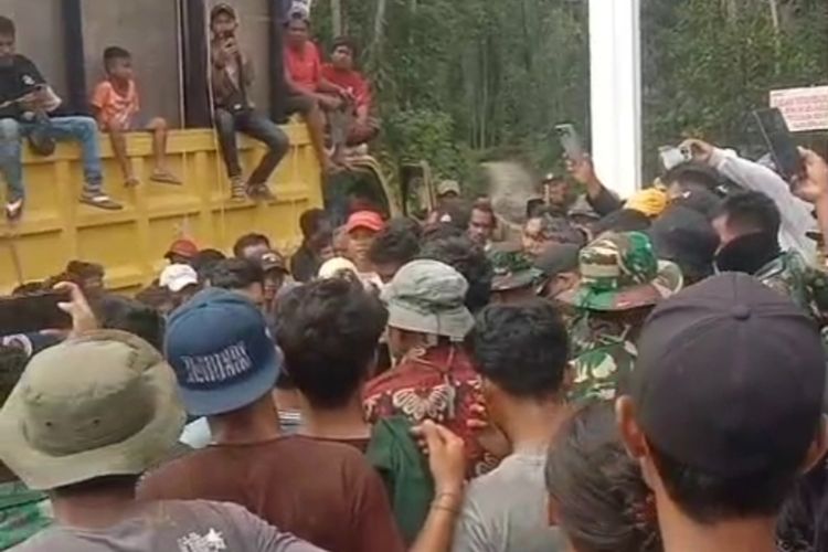 Warga membongkar plang dan meminta anggota Satgas PKH meninggal Taman Nasional Tesso Nilo, di Kabupaten Pelalawan, Riau, Senin (24/11/2025).