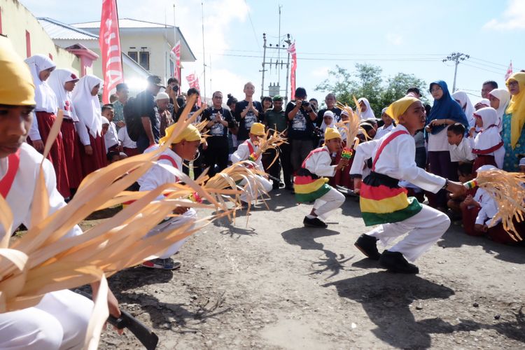 Tim Terios 7-Wonders disambut tarian soya soya di Ternate sebelum memulai perjalanannya di Maluku.