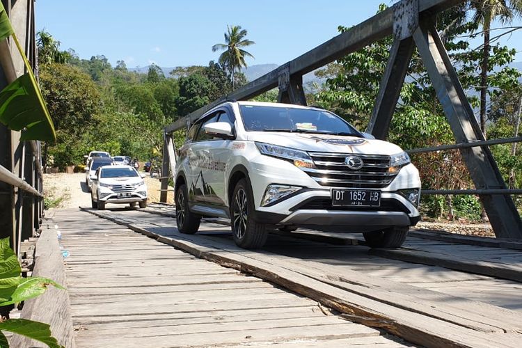 Perjalanan Daihatsu Terios menuju Pantai Mahala di Kolaka