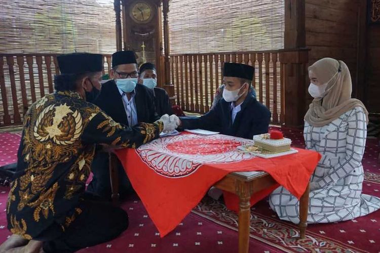 Sepasang sejoli melangsungkan akad nikah di Masjid Ar Rabbani kompleks Polres Purbalingga, Senin (13/9/ 2021).