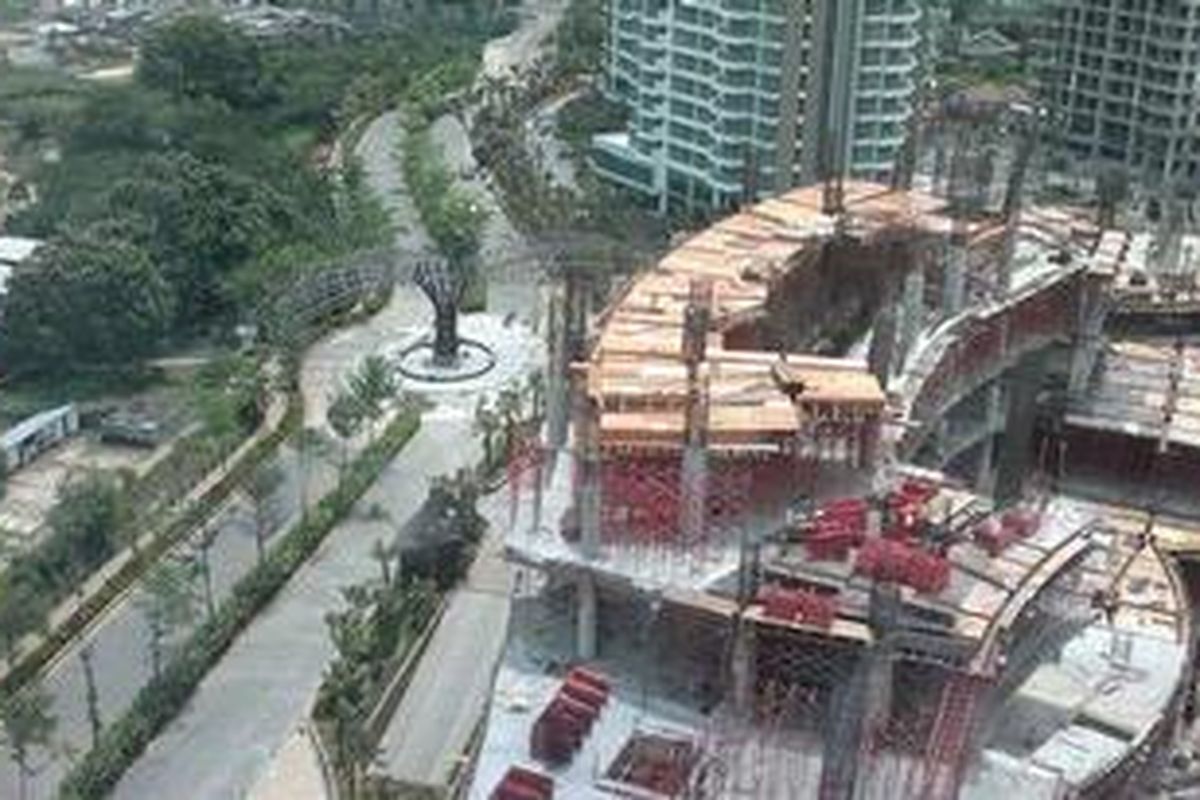 KV Mall di Kemang Village sedang dalam pembangunan, dan dijadwalkan beroperasi tahun 2012. Foto diambil dari kamar apartemen Cathy Sharon