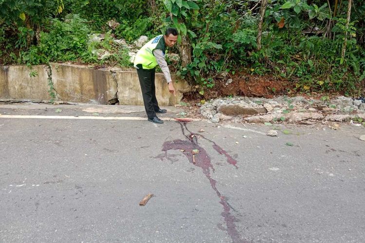 Aparat Polsek Salahutu, Maluku Tengah melakukan olah tempat kejadian perkara di lokasi kecelakaan maut yang mengakibatkan dua orang tewas di jalan raya Suli, Sabtu pagi (20/8/2022)