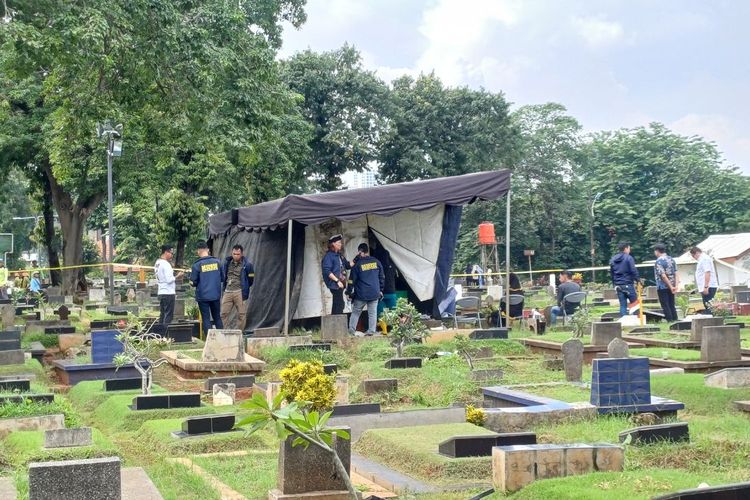 Penyidik dari Polda Metro Jaya mulai melakukan ekshumasi atau pembongkaran liang lahat anak semata wayang Tamara Tyasmara, Dante (6), di tempat pemakaman umum (TPU) Jeruk Purut, Jakarta Selatan, Selasa (6/2/2024).