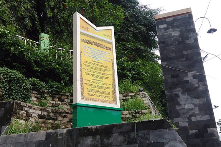 Salah satu papan interpretasi yang terpasang di pintu keluar kawasan wisata religi Sunan Giri di Gresik, Jawa Timur, Kamis (30/11/2017).