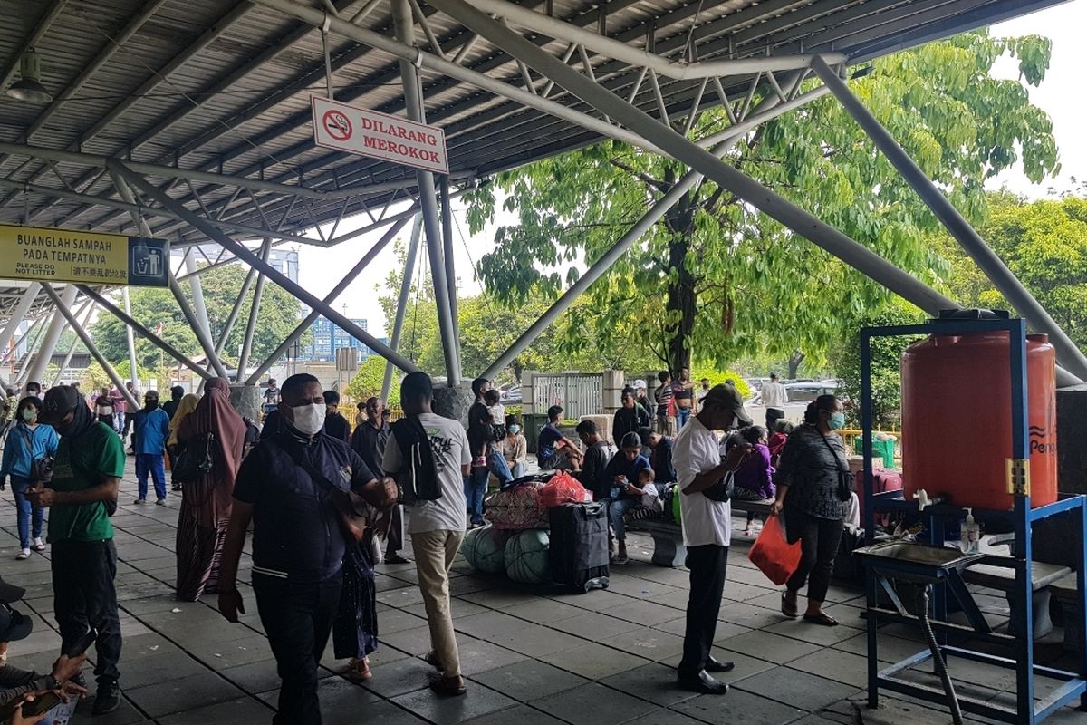 Suasana penumpang yang akan mudik menaiki kapal di Terminal Penumpang Nusantara, Pelabuhan Tanjung Priok, Jakarta Utara, Selasa (19/4/2022).