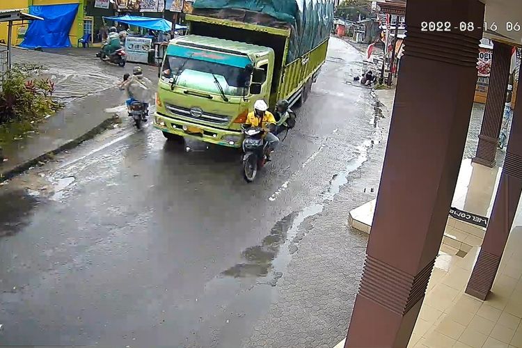 Bidik layar video rekaman CCTV truk fuso melaju ugal-ugalan di jalan sempit di Bandar Lampung, Selasa (16/8/2022) pagi.