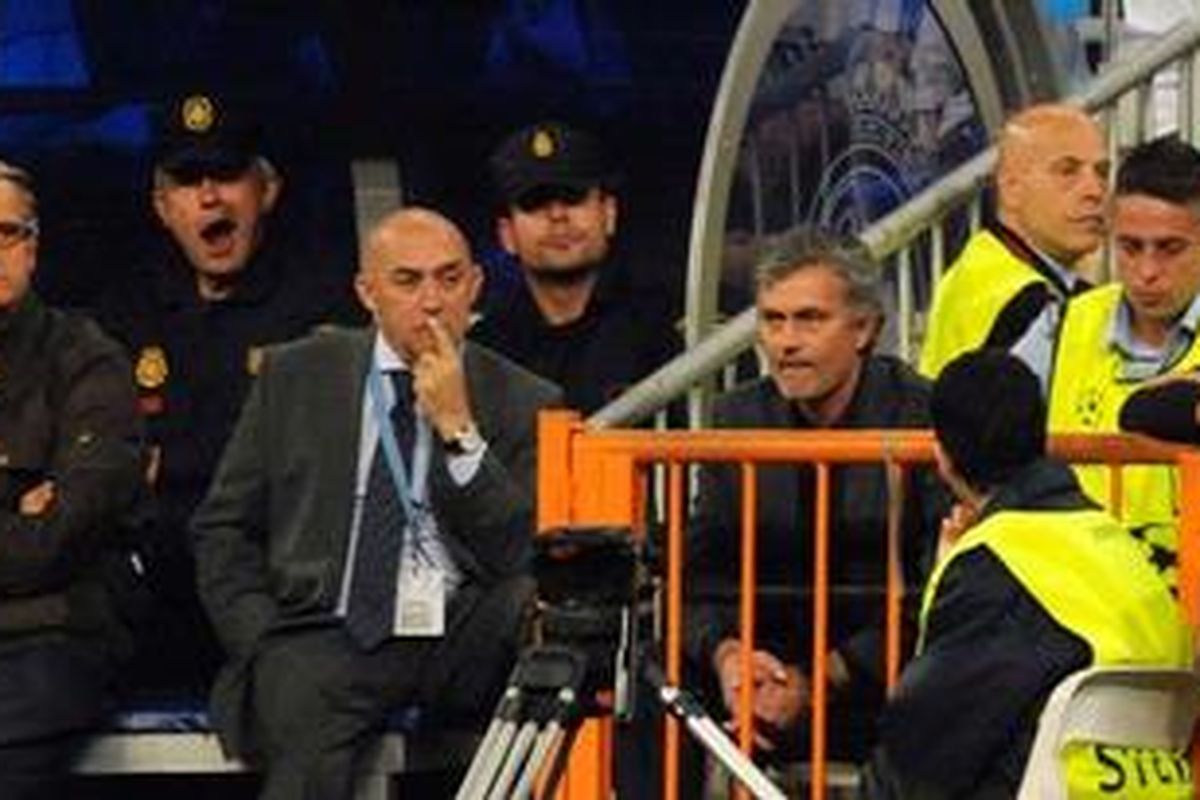 Pelatih Real Jose Mourinho duduk di kursi isolasi menyusul tindakannya memprotes wasit atas kartu merah yang diterima bek Pepe, pada leg pertama semifinal Liga Champions, di Santiago Bernabeu, Rabu (27/4/2011).