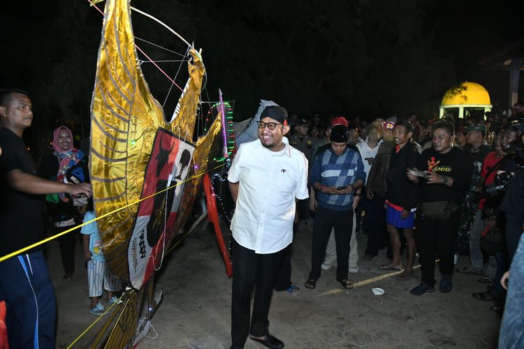 Bupati Sumenep Achmad Fauzi Wongsojudo sedang melihat layang-layang berbentuk lambang Pancasila, yaitu Burung Garuda.