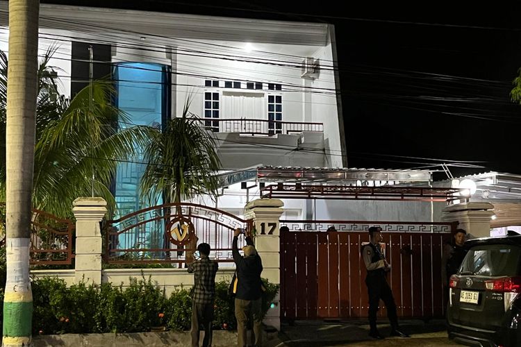 Aparat Polres Madiun Kota berjaga-jaga didepan rumah milik Direktur RSUD Dr. Harjono Ponorogo, Yunus Mahatma yang berada di Jalan Sumatera, Kota Madiun, Jawa Timur, Kamis (13/11/2025) malam. Dalam kasus dugaan korupsi yang diusut KPK, Yunus diduga meminta Selebgram Indah Pertiwi untuk mencairkan uang. 