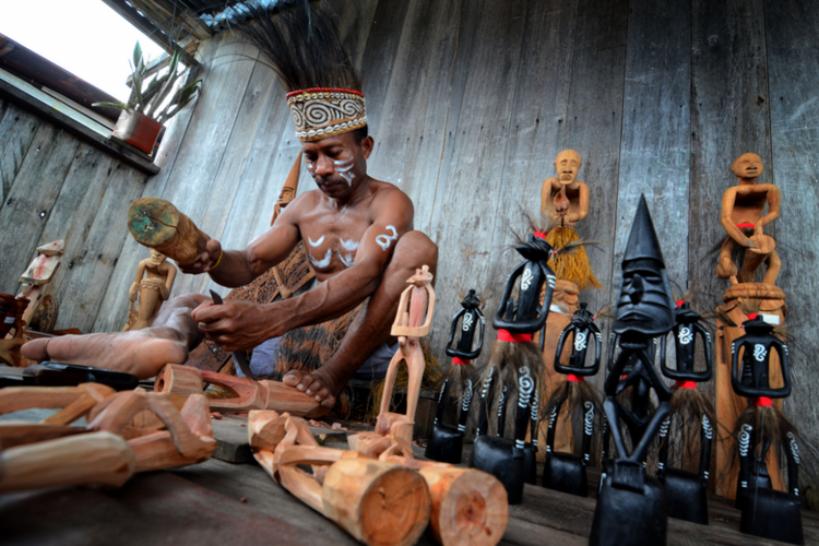Patung Asmat Merupakan Kerajinan Tangan Khas dari Papua