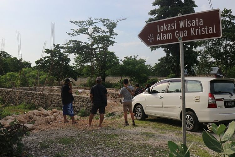 Wisatawan berada di tempat parkir obyek wisata alam Goa Kristal di Desa Bolok, Kecamatan Kupang Barat, Kabupaten Kupang, Nusa Tenggara Timur, Minggu (9/12/2018). Goa Kristal bisa ditempuh sekitar 45 menit arah barat Kota Kupang dengan kendaraan roda dua.