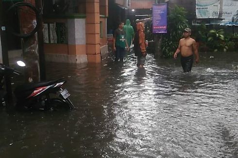 Hujan Deras, Sejumlah Titik di Mampang Prapatan Banjir hingga 1 Meter