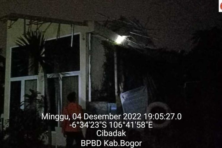 Hujan deras serta angin kencang melanda sejumlah wilayah di Kabupaten Bogor, Jawa Barat, pada Sabtu 3-4 Desember 2022. Kejadian ini merusak 20 rumah dan sejumlah fasilitas umum.