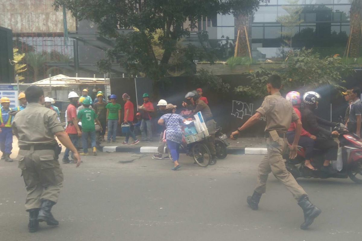Pedagang kaki lima (PKL) di Jalan Senopati, Kebayoran Baru, ditertibkan oleh Satpol PP karena berdagang di trotoar, Rabu (9/8/2017). 